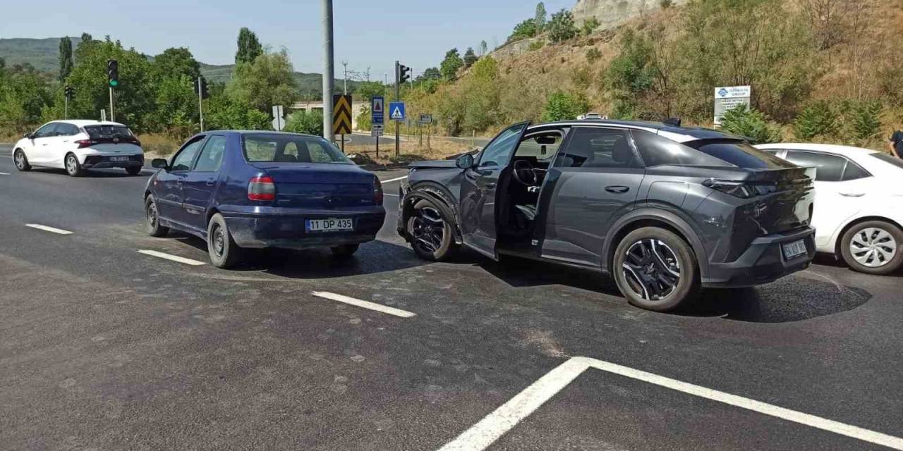 Bilecik’te İki Otomobil Çarpıştı: 1 Yaralı