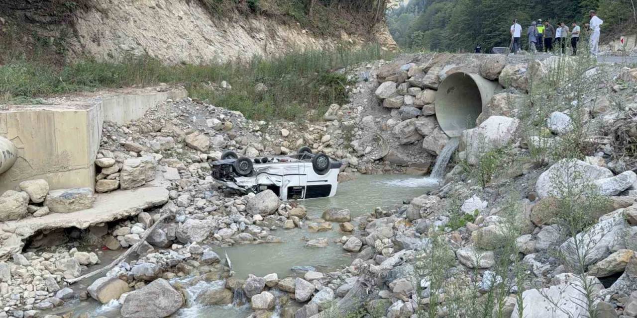 Piknikten Dönen Ailenin Aracı Dereye Uçtu: 6 Yaralı