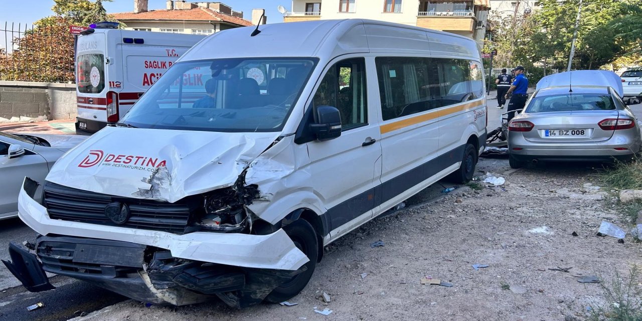 Ankara'da otomobil ile servis minibüsü kafa kafaya çarpıştı: 12 yaralı