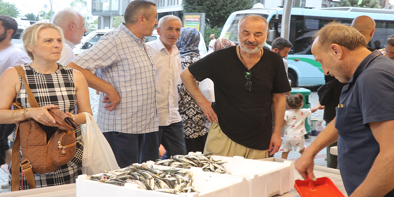 Rize'de balıkçı tezgahlarında istavrit yoğunluğu yaşanıyor