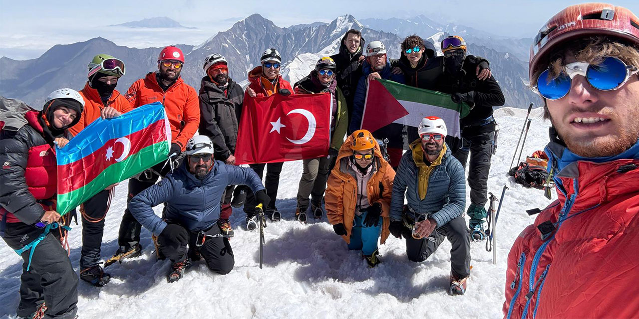 Kazbek Dağı'na tırmanan Rizeli dağcılardan Filistin'e destek