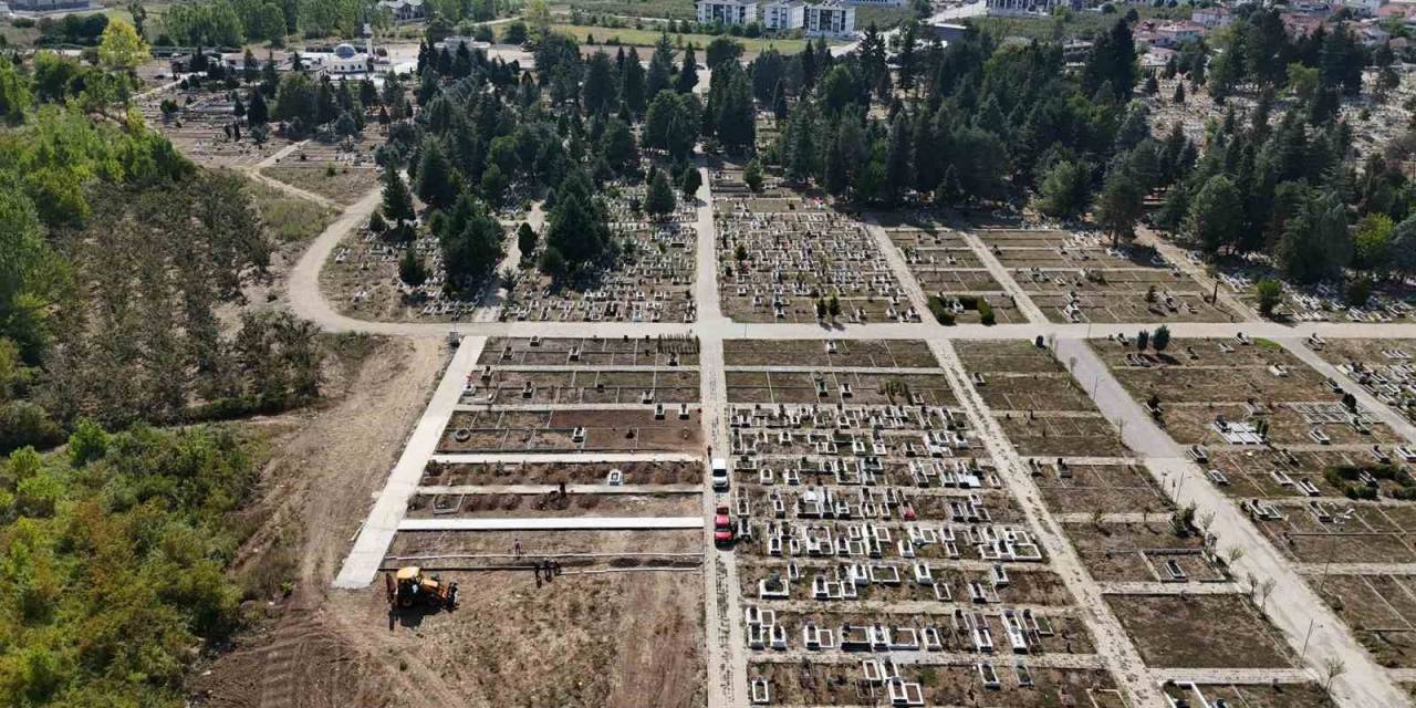 Mezarlıklarda Düzenleme Çalışmaları Başladı