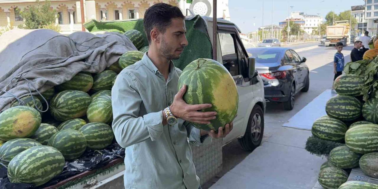 Arnavutköy’de Hırsız Tezgahtan 15 Karpuz Çaldı: O Anlar Kamerada