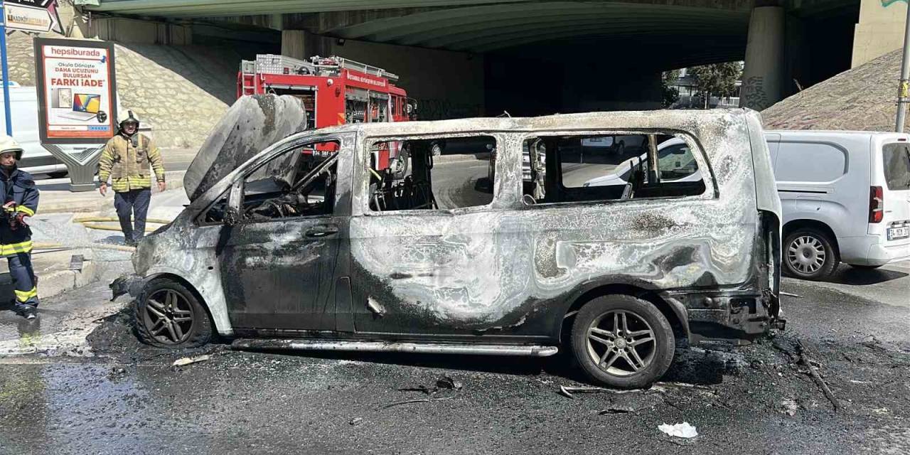 Üsküdar’da Seyir Halindeki Panelvan Tipi Araç Alev Topuna Döndü