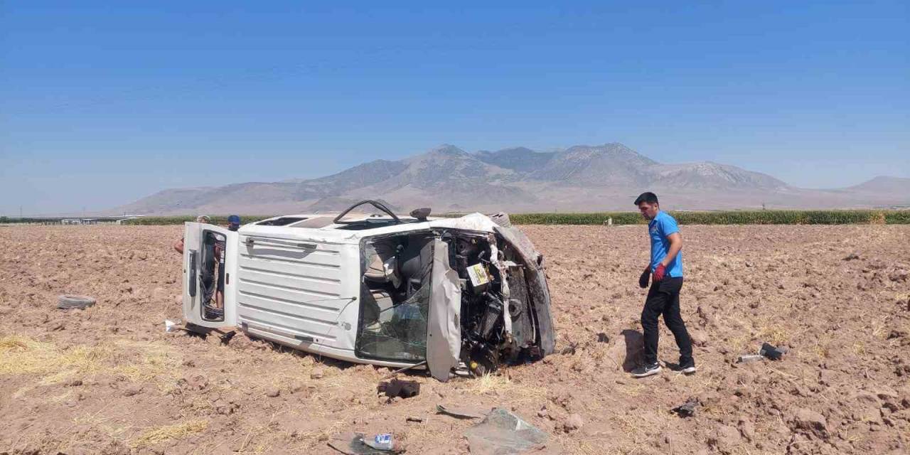Karaman’da Minibüs Tarlaya Takla Attı: 1 Yaralı