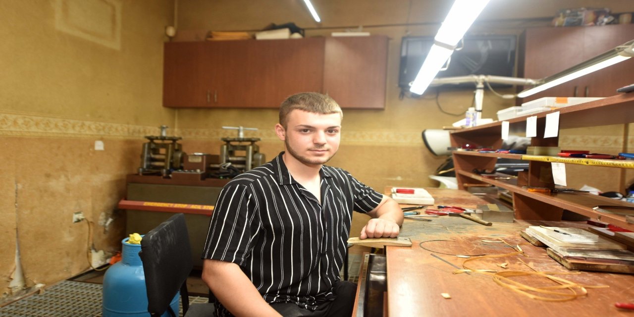 Trabzon’da 16 yaşındaki hasır işlemecisi Metehan Arslan yılın kalfası seçildi