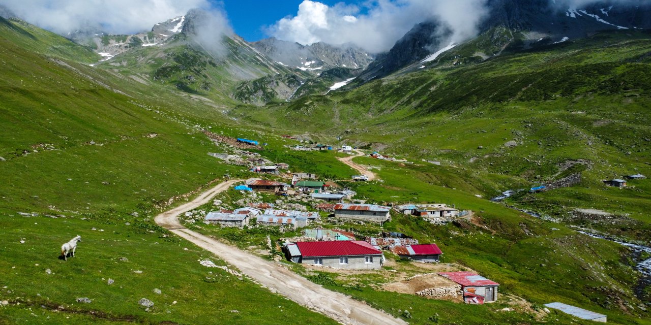 Rize'de Kaçkarların Zirvesinde Doğa Harikası: Avusor Yaylası ve Gölü