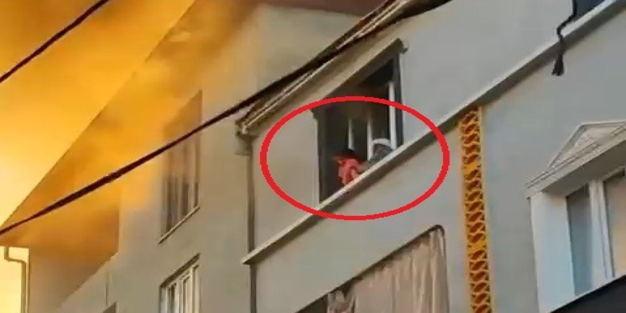 Evde çıkan yangında önce çocuğunu, sonra kendisini 3’üncü kattan attı; o anlar kamerada