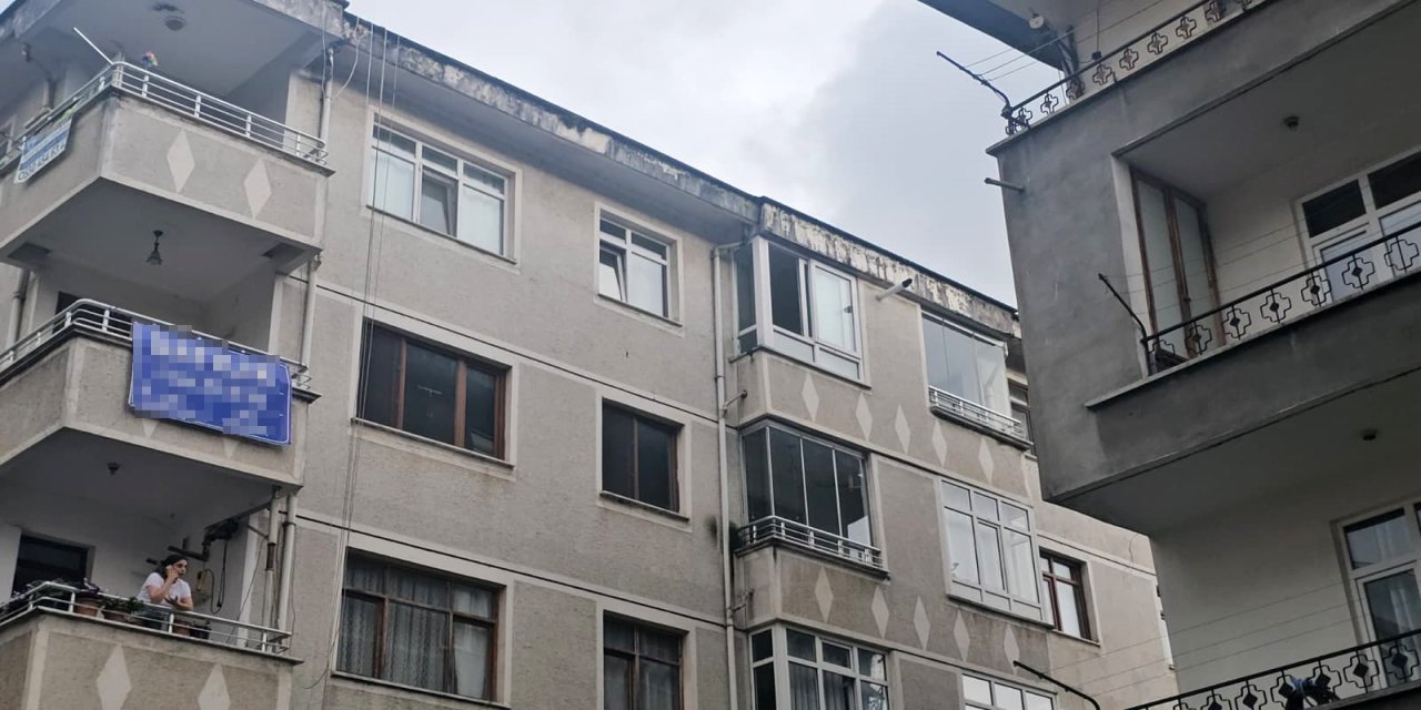 Artvin'de 10 günlük bebek 5. kattan babasının kucağından düşerek hayatını kaybetti