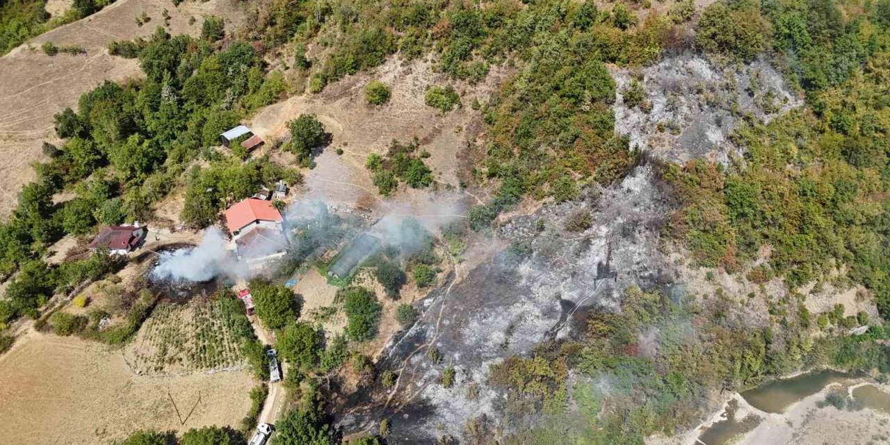 Ahşap Evden Ormanlık Alana Sıçrayan Yangın Kontrol Altına Alındı