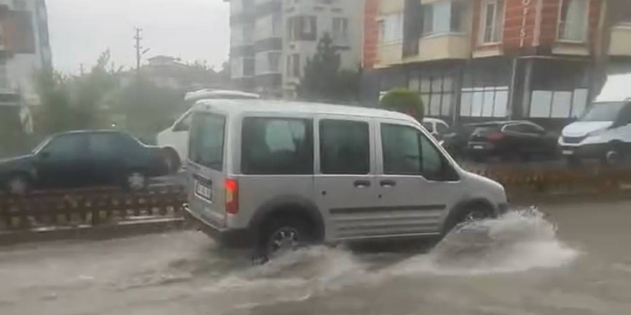 Bolu’da Sağanak Hayatı Felç Etti: Sokaklar Göle Döndü