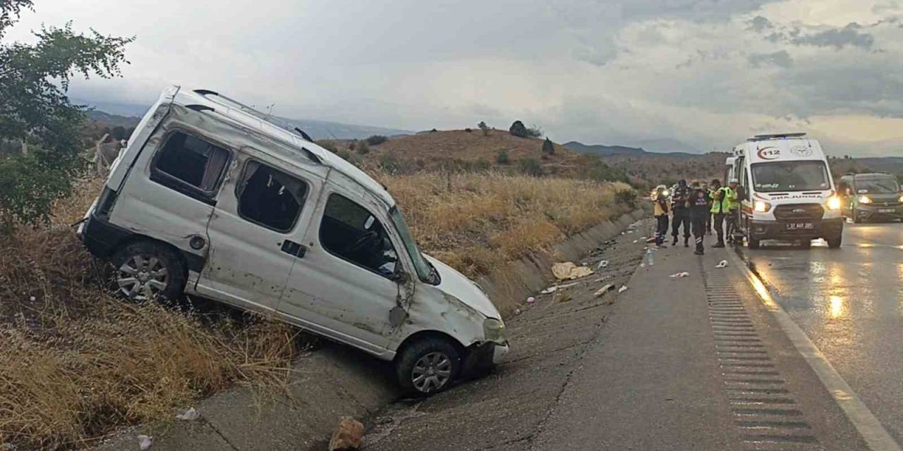 D-100’de Hafif Ticari Araç Refüje Çarptı: 1 Ölü, 4 Yaralı