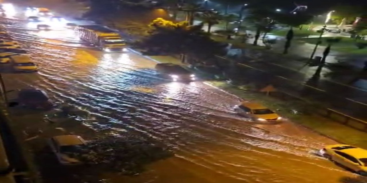 Ordu'da sağanak; cadde ve sokaklar suyla doldu