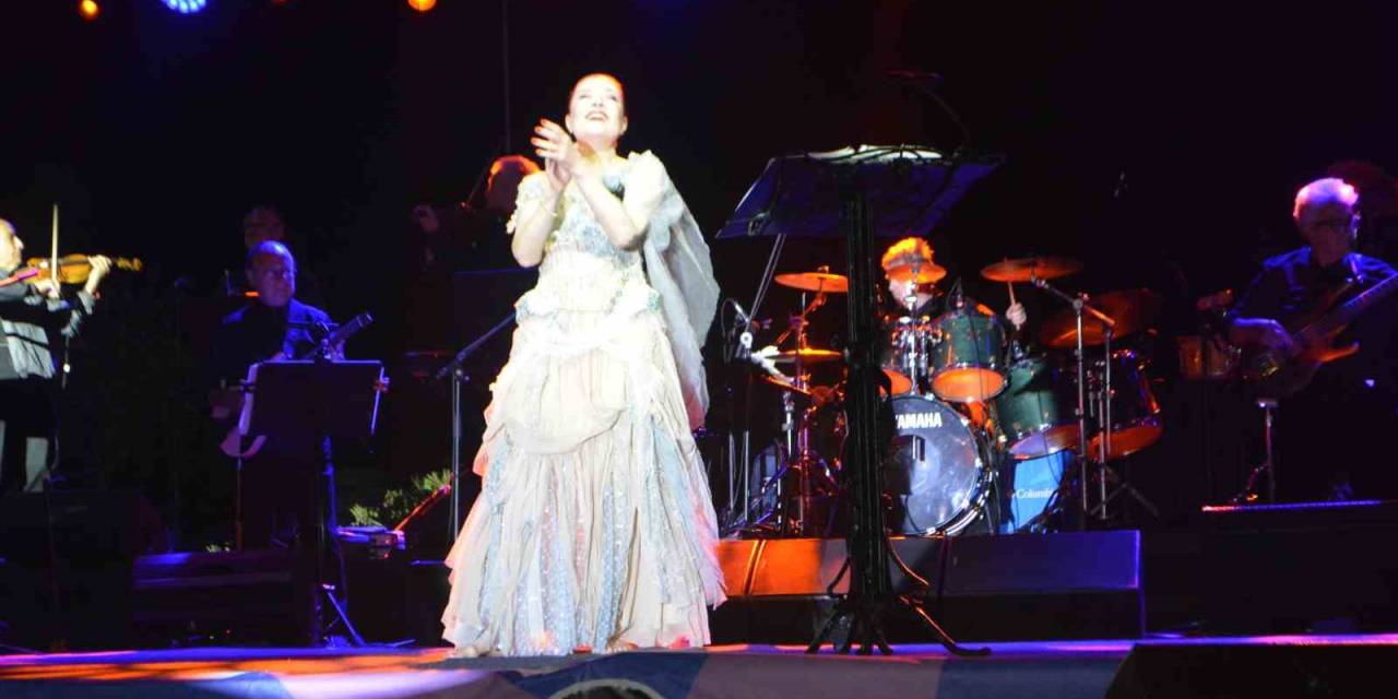 Gömeç’in Kurtuluş Gününde Candan Erçetin Coşturdu