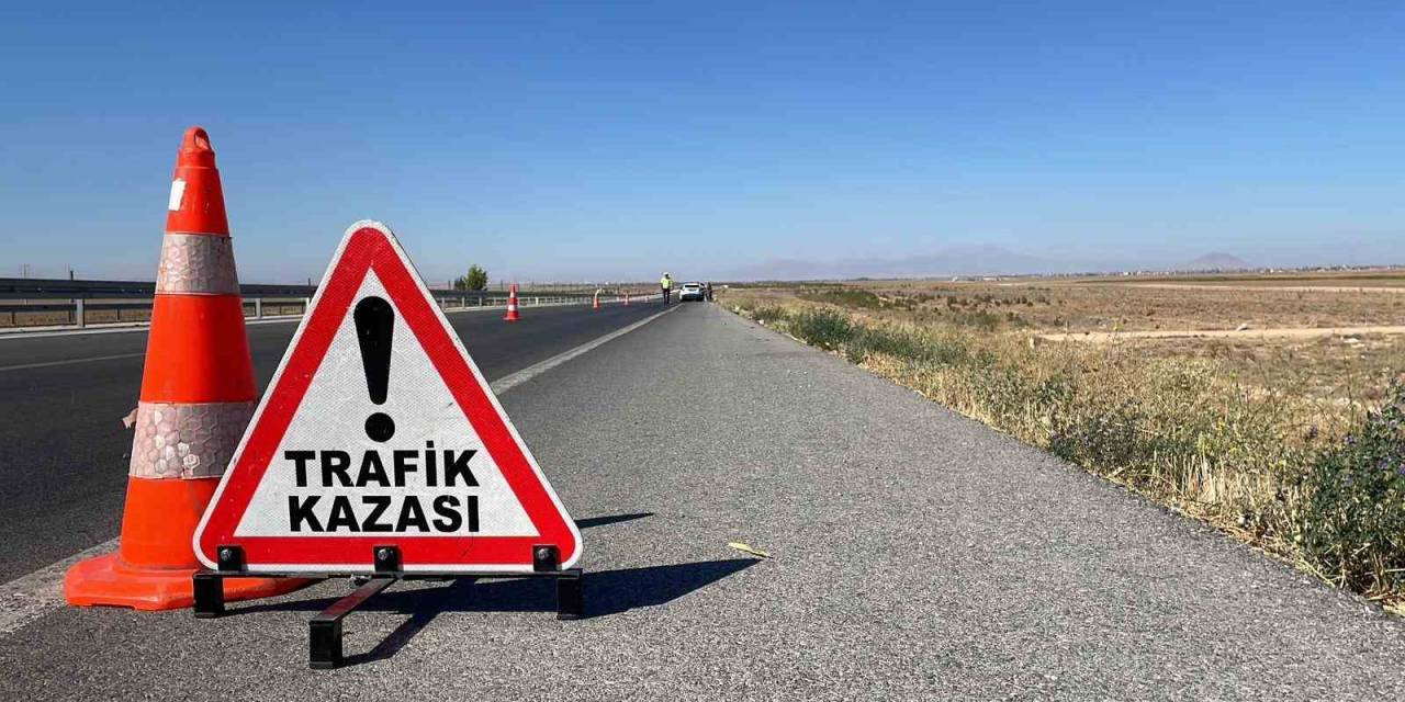 Karaman’da Bariyerlere Çarpan Otomobildeki 3 Kişilik Aile Ölümden Döndü