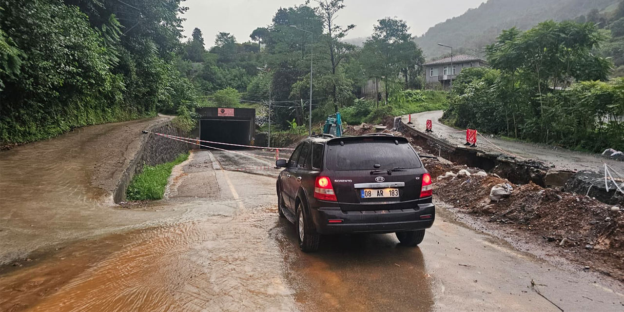 Arhavi'de heyelan riski nedeniyle tünel trafiğe kapatıldı