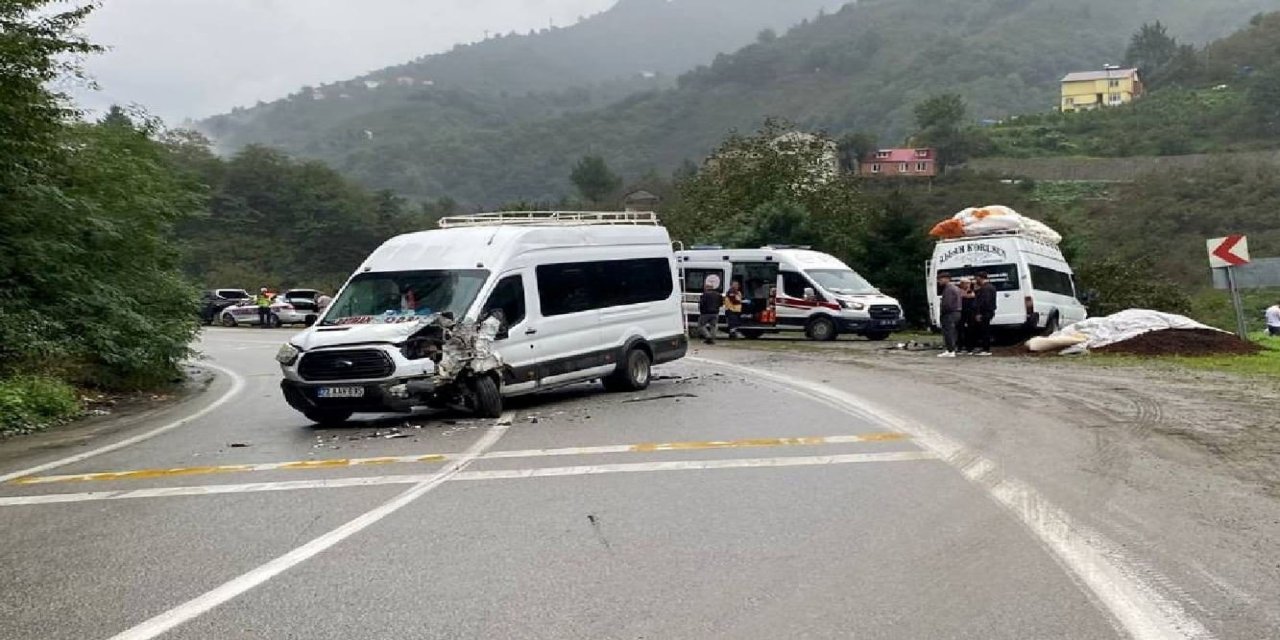 Giresun’da 2 minibüs çarpıştı; 10 tarım işçisi yaralandı