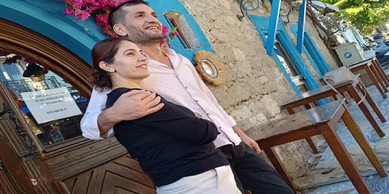 Patlayan lastiği değiştirirken kamyonet çarptı; evli çift öldü, çocukları yaralandı