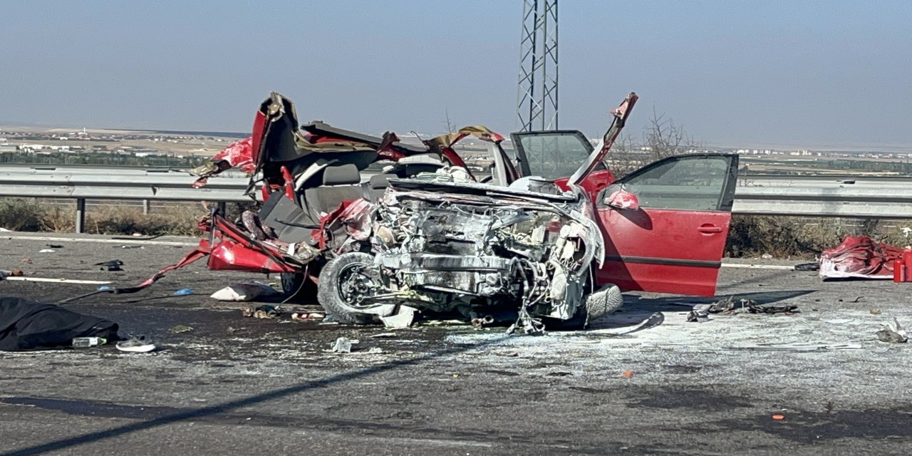 Otomobil, TIR'a arkadan çarptı: 2 ölü, 3 yaralı