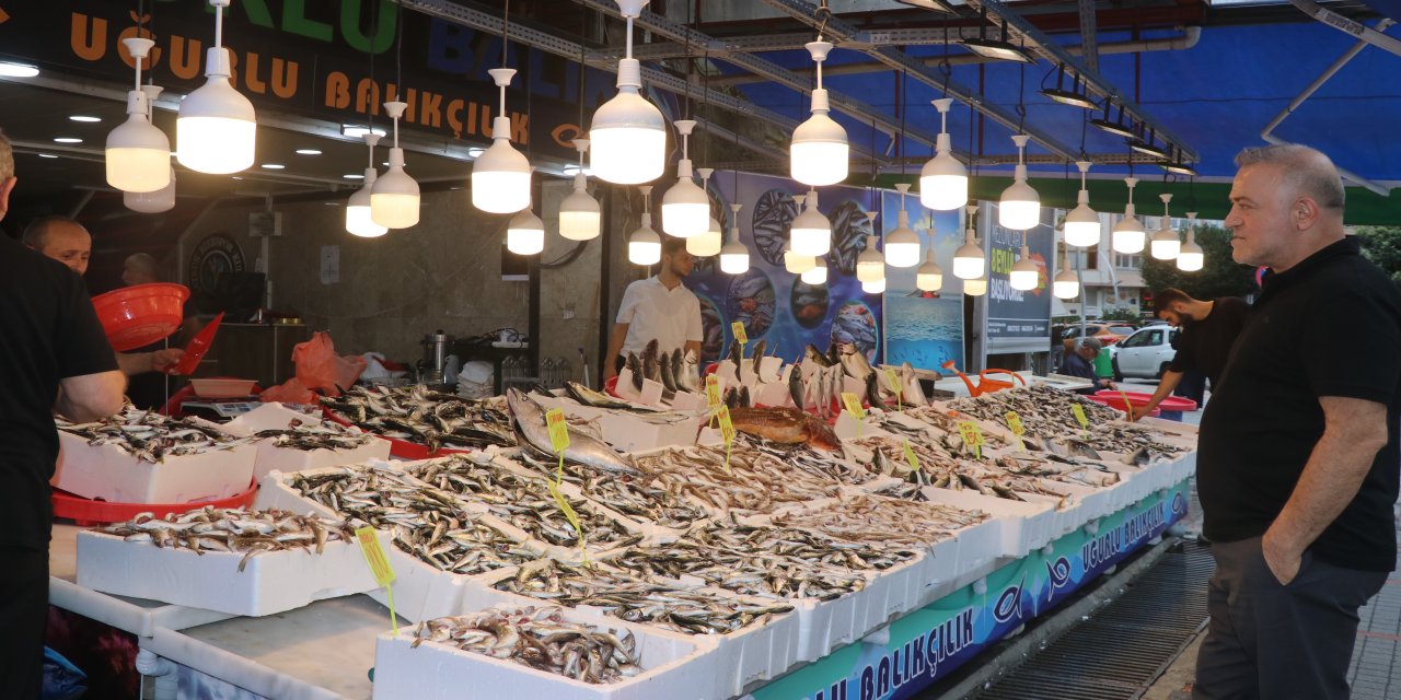 Rize'de balıkçı tezgahlarında bolluk yaşanıyor