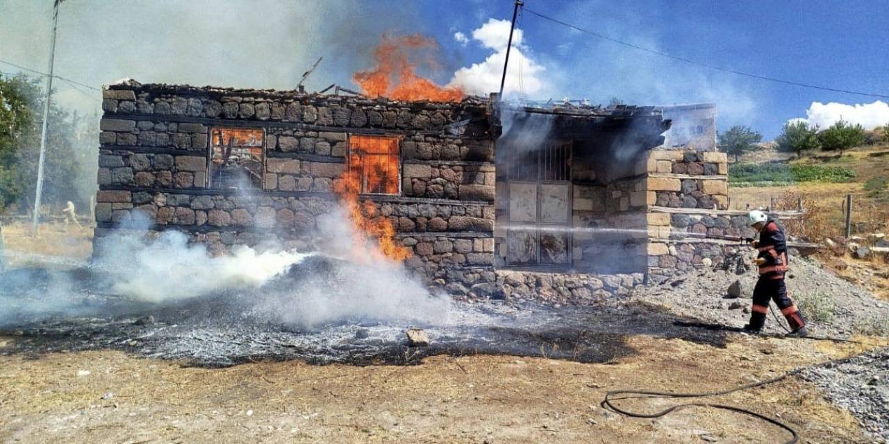 Malatya’da Samanlık Yangınında 6 Ton Saman Kül Oldu