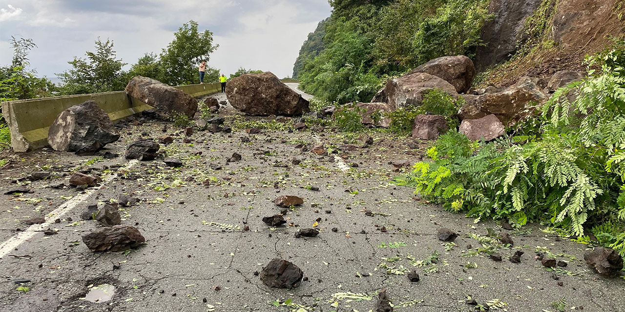 Artvin'de heyelan Karadeniz Sahil Yolu'nu ulaşıma kapattı