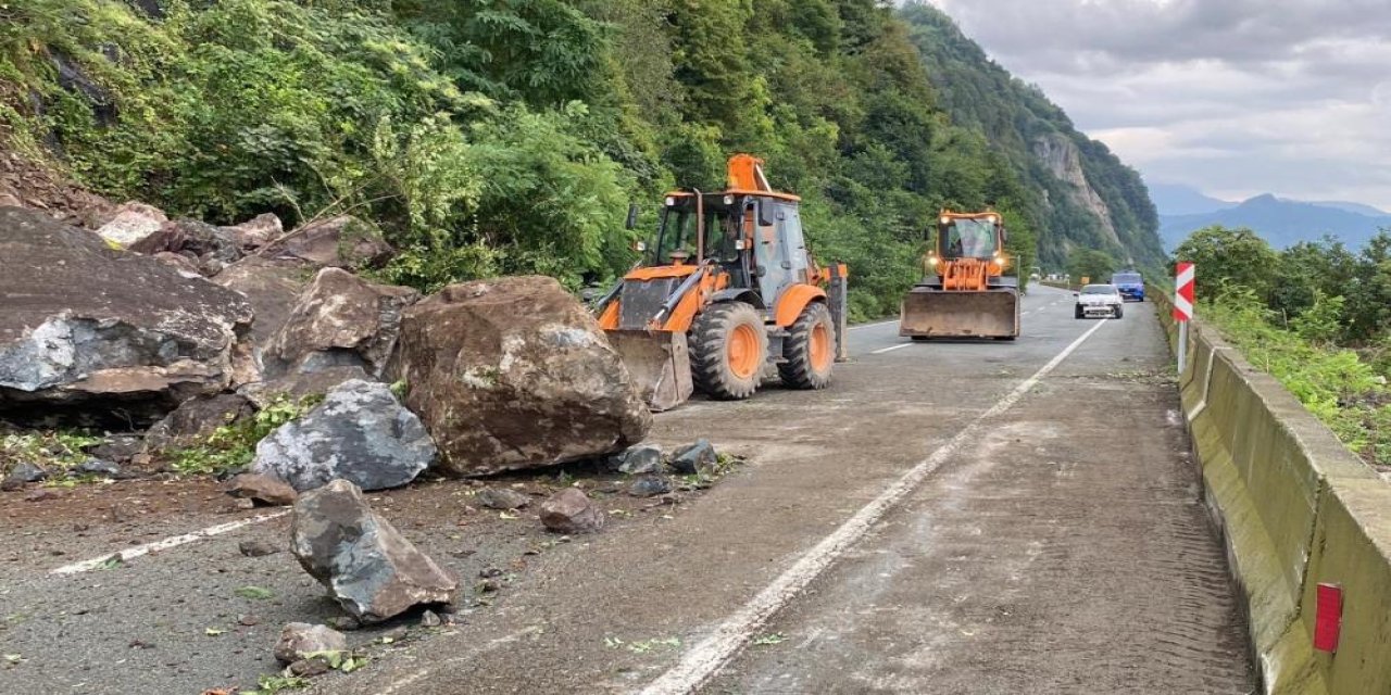 Artvin'de heyelan nedeniyle kapanan Karadeniz Sahil Yolu yeniden ulaşıma açıldı