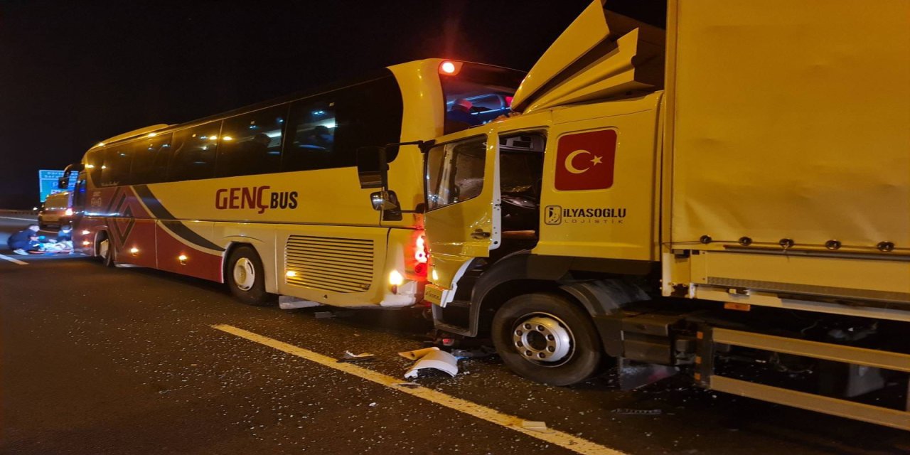 TEM'de lastiği patlayan otobüse kamyon çarptı: 1 yaralı