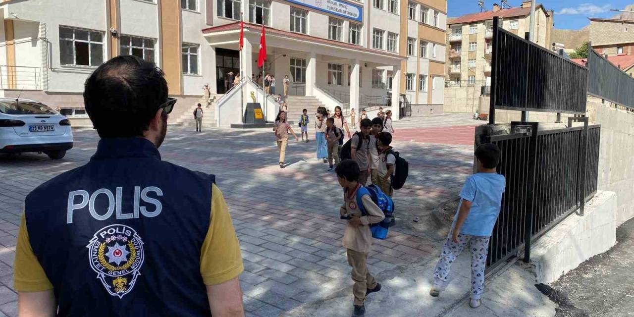 Hakkari Polisi Çocuklar İçin Görev Başında