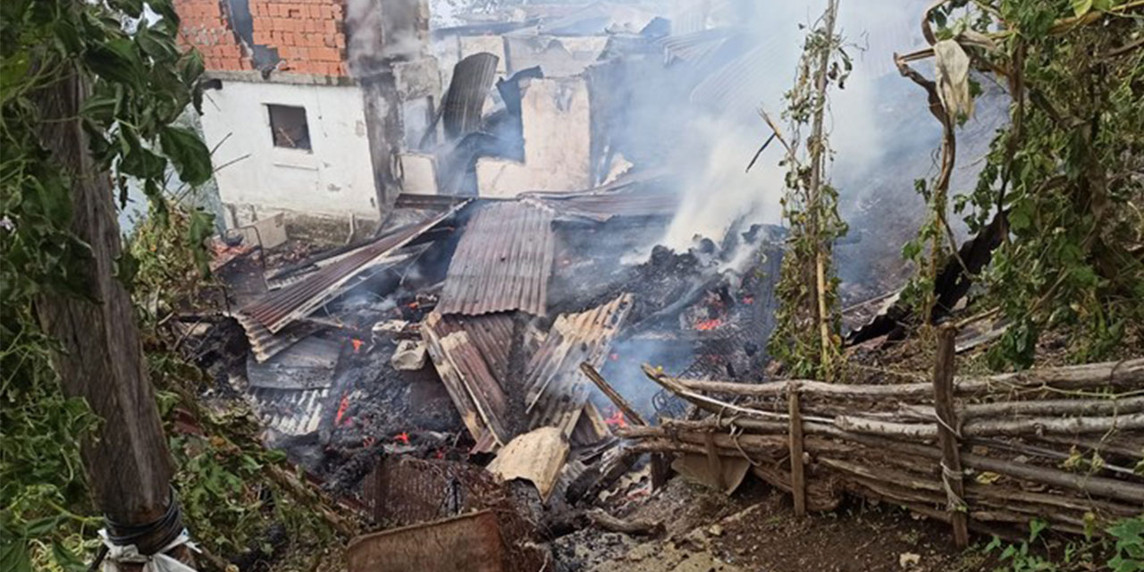 Artvin’de 2 katlı ev yandı