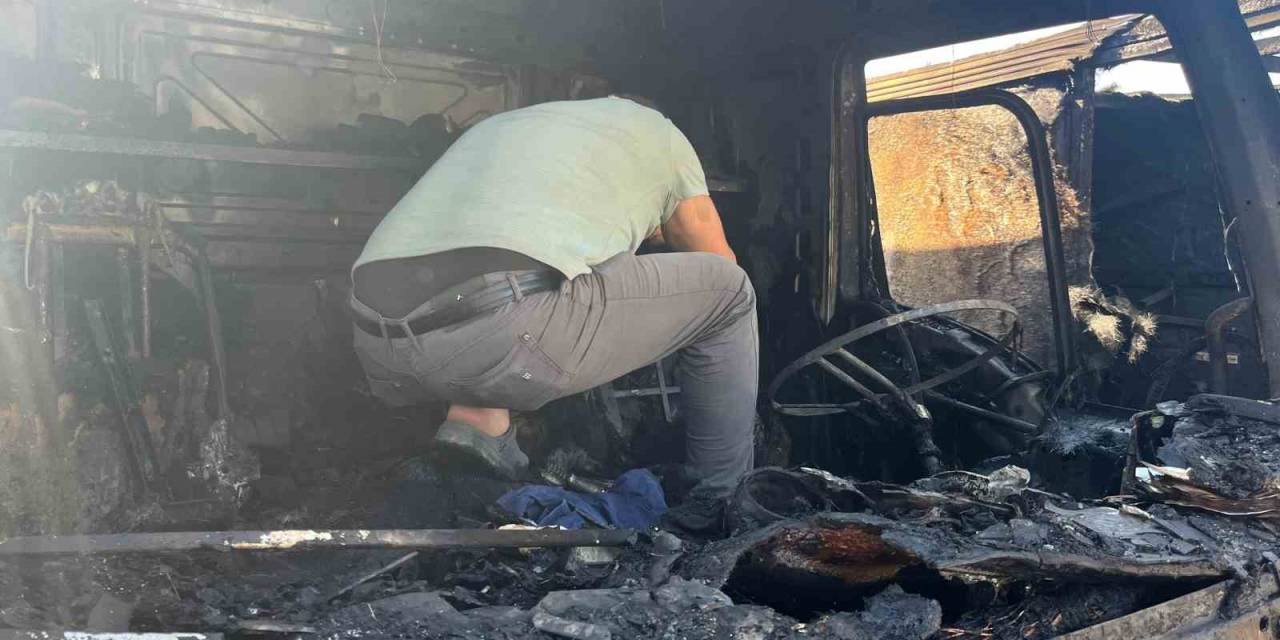 İzmir’de Tır Garajında Yangın Çıktı