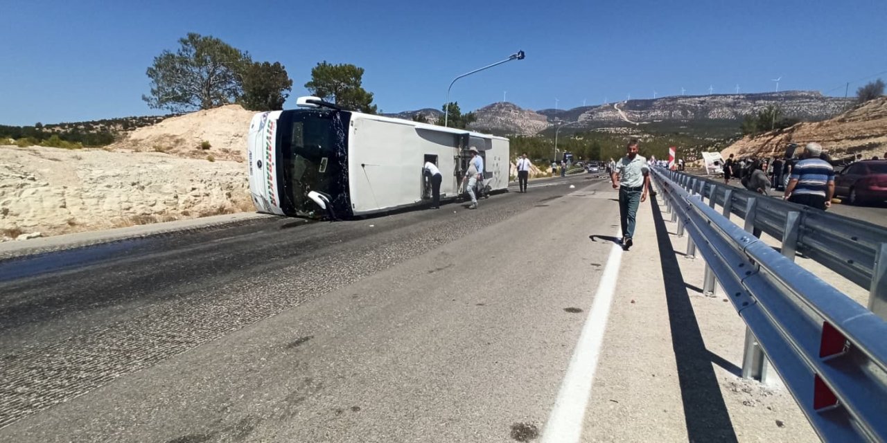 Yolcu otobüsü ile kavun yüklü kamyon çarpıştı; 3 ölü, 7 yaralı