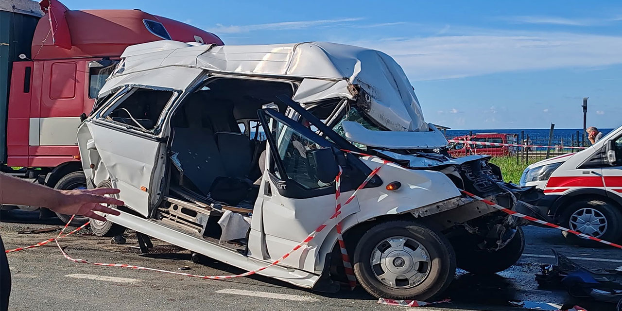 Karadeniz Sahil Yolu’nda TIR, trafik ışıklarında bekleyen minibüse çarptı: 15 yaralı