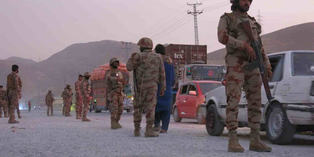 Pakistan’da Çatışma: 12 Asker Hayatını Kaybetti, 13 Terörist Öldürüldü