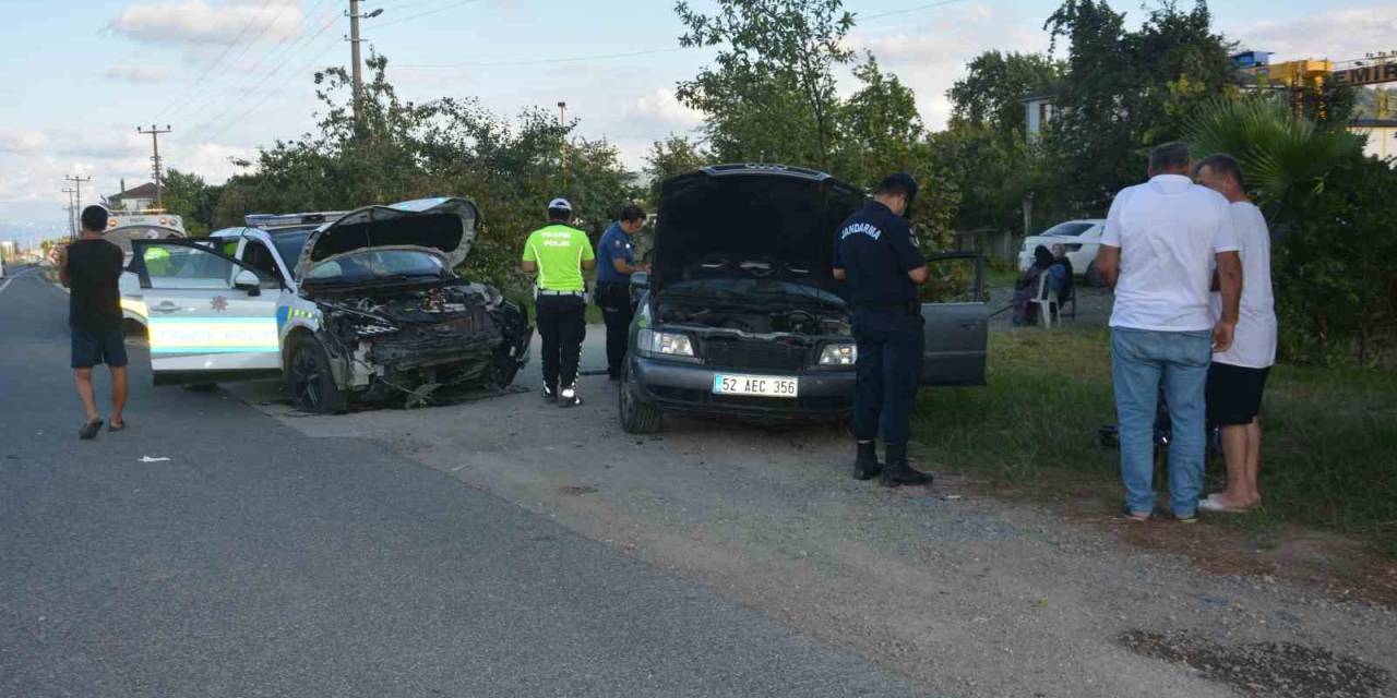 Ordu’da Kontrolden Çıkan Otomobil, Polis Otosuna Çarptı: 2 Yaralı
