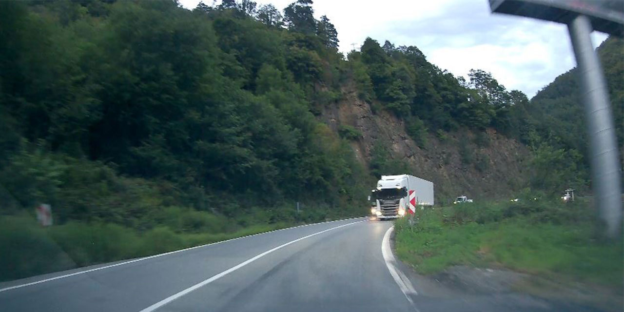 Artvin’de tırın hatalı sollaması faciaya davetiye çıkardı