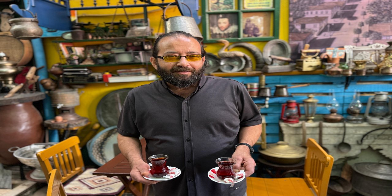 Müzeyi andıran çay ocağına gelenler, geçmişe yolculuk yapıyor