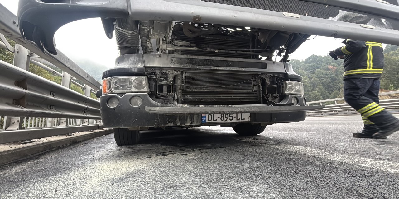Bolu'da mobilya yüklü kamyon alev aldı: Erken müdahale faciayı önledi