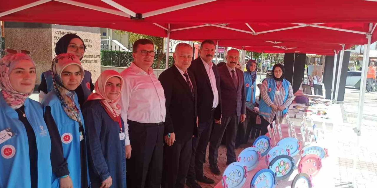 Diyanet Gençlik Merkezinden Karma Sergi