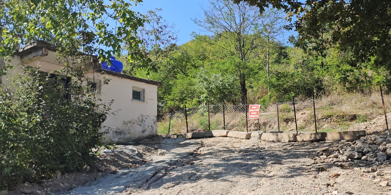 Arazisinden geçen yolu, tel örgü ve beton bloklarla kapattı