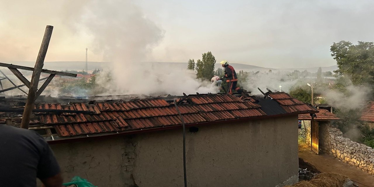 Alevlere teslim olan ev kullanılmaz hale geldi