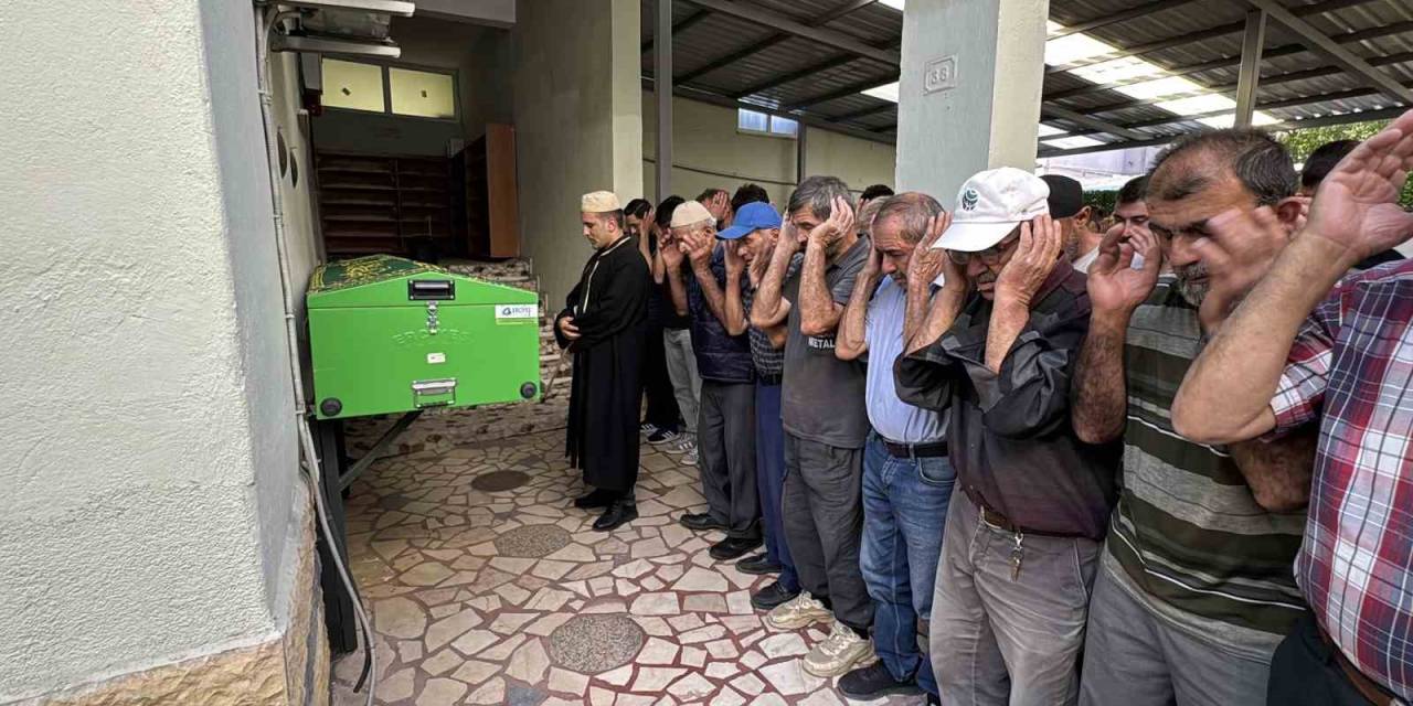 Karabük’te Bıçaklı Kavgada Ölen Genç Son Yolculuğuna Uğurlandı