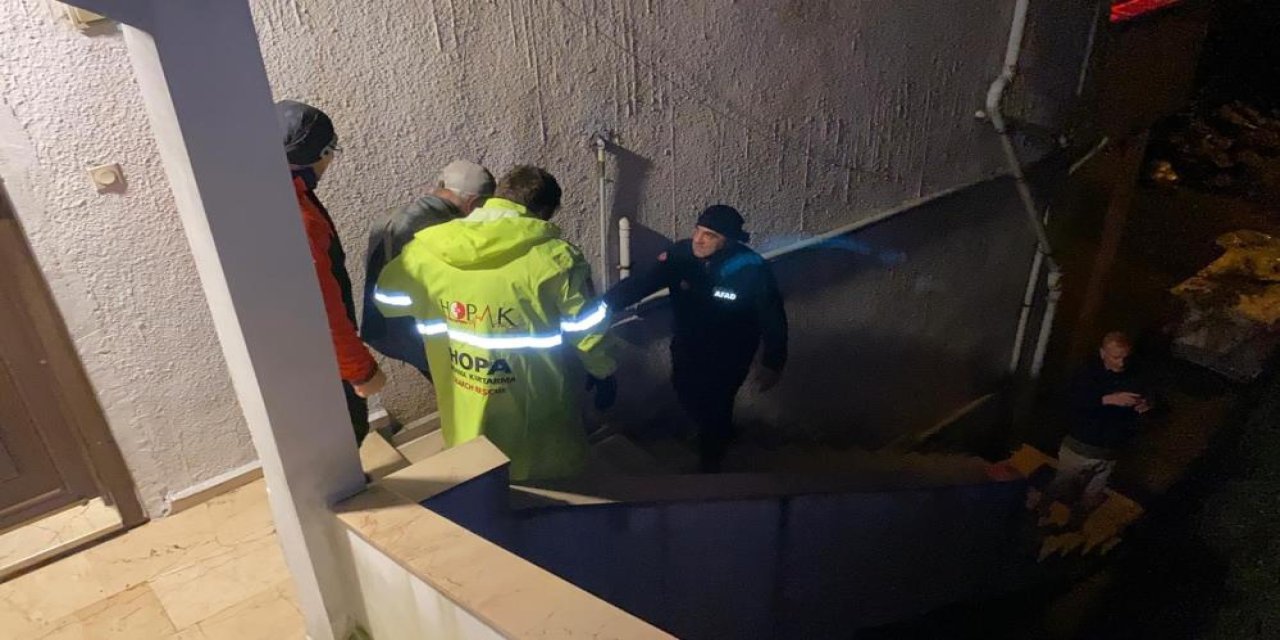 Hopa'da istinat duvarı çöktü, 3 katlı ev tahliye edildi