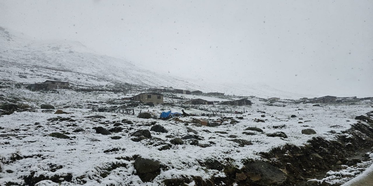 Rize'de yüksek kesimlere kar yağdı