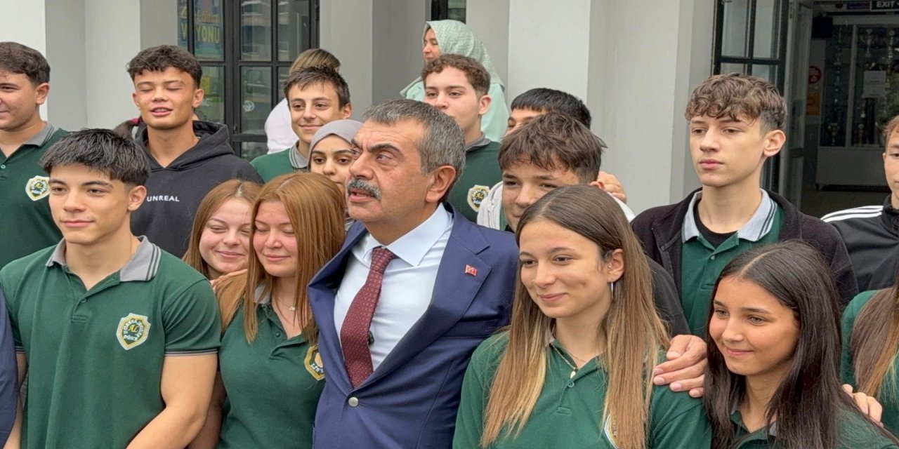 Habersiz ziyaret: Nöbetçi öğretmen Bakan Tekin'i veli sandı