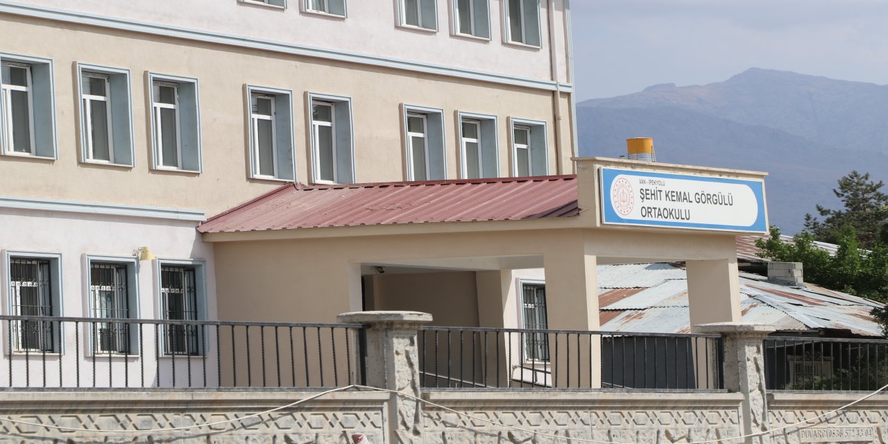 Bıçakla sınıfa girip, 2 öğretmeni yaraladı