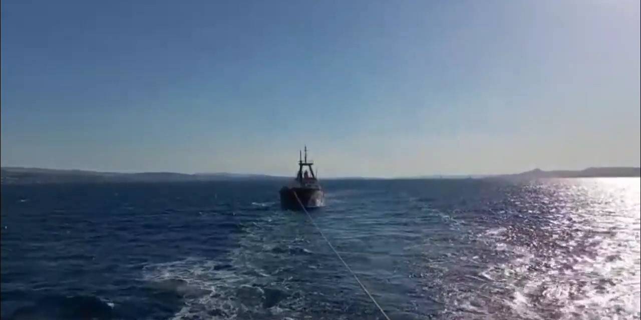 Çanakkale Boğazı’nda Makina Arızası Yapan Kuru Yük Gemisi Yedeklenerek Çekildi