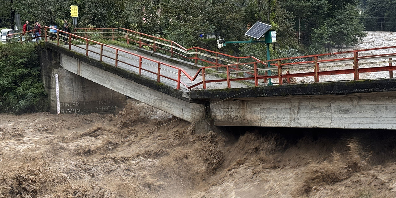 Rize'de Şiddetli Sağanak: Dereler Taştı, Yollar Kapandı, Köprü Çöktü