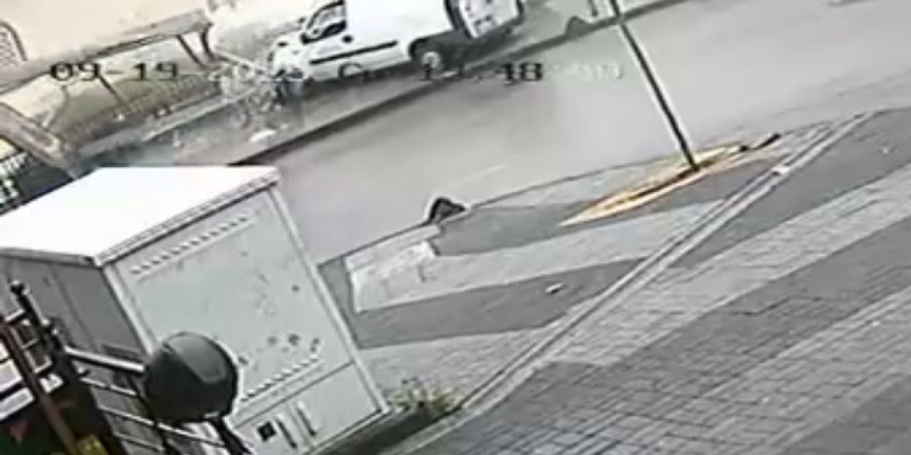 Hafif ticari aracın otobüs durağına çarptığı kaza kamerada