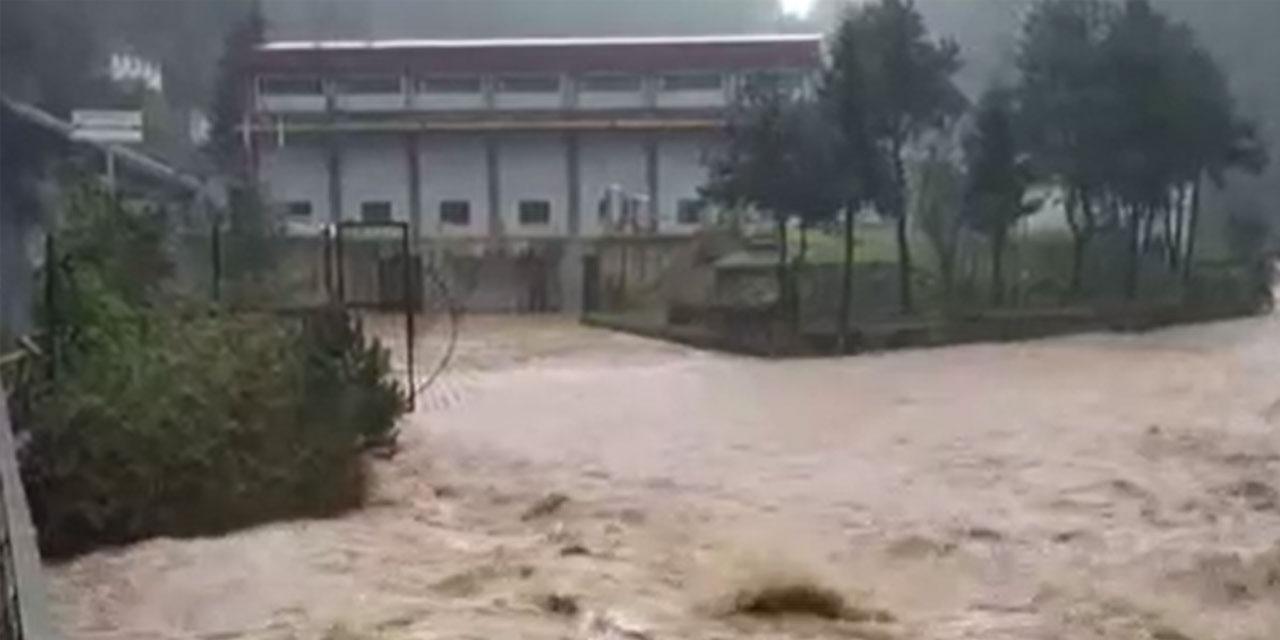 İkizdere'de HES Santralinin lojmanları dere sularının içinde kaldı